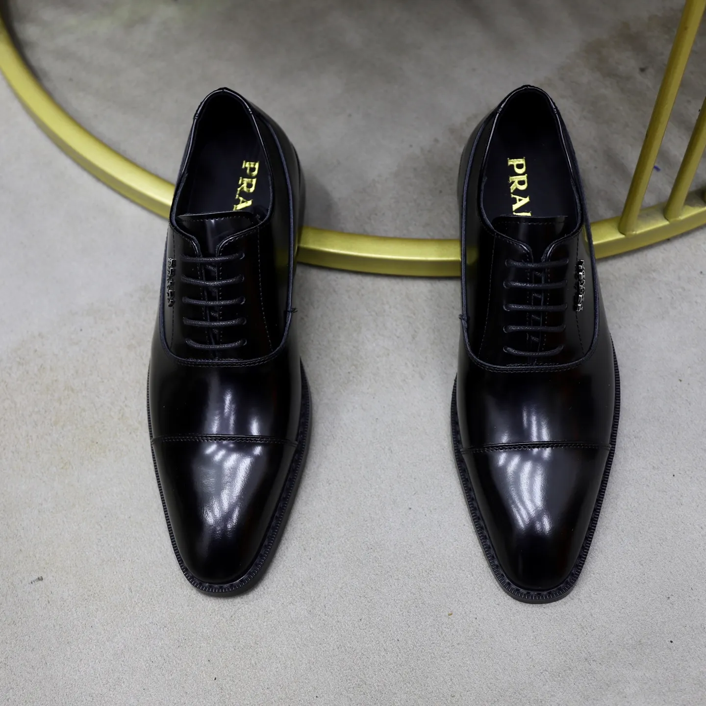 Ex-factory price: 540💰🙅‍♂️🙅‍♂️🙅‍♂️ Brand: PRADA Standard code: Men's code 38-44 (45 can be customized) Grade: Same style as the official website Original order quality Material: Original cowhide surface Comfortable cowhide lining Original outsole Style category: Men's fashionable casual leather shoes Distinguished big-name luxury elements Top luxury Color: actual picture color